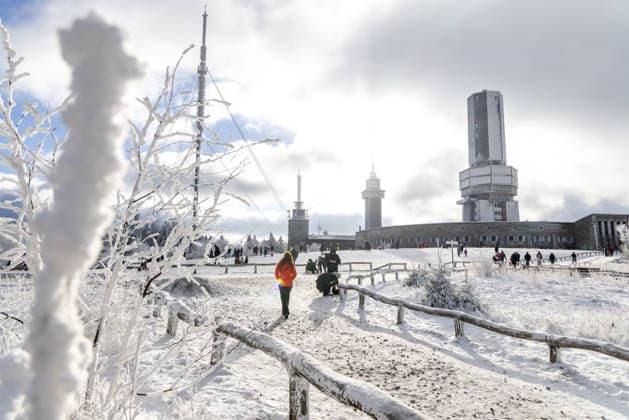 Winter in the Taunus The landscape in the Hochtaunus is deep in winter, numerous visitors had come to the Großer Feldberg in the Taunus, all parking spaces were occupied , Schmitten Hessen Germany