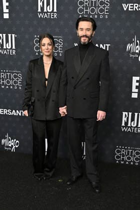 Kaley Cuoco and Tom Pelphrey at the 31 Critics Choice Awards 2026 at the Barker Hangar Santa Monica, 04 01 2026 Foto:xD.xStarbuckx xFuturexImagex critics_choice_6252