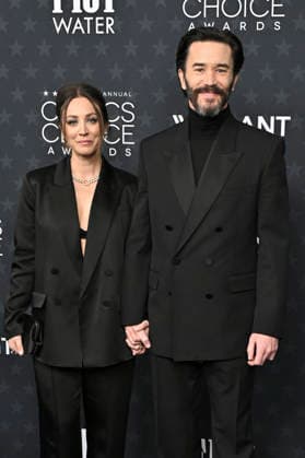 Kaley Cuoco and Tom Pelphrey at the 31 Critics Choice Awards 2026 at the Barker Hangar Santa Monica, 04 01 2026 Foto:xD.xStarbuckx xFuturexImagex critics_choice_6253