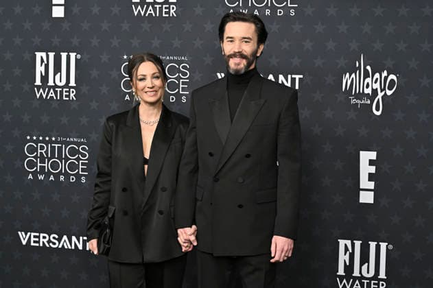 Kaley Cuoco and Tom Pelphrey at the 31 Critics Choice Awards 2026 at the Barker Hangar Santa Monica, 04 01 2026 Foto:xD.xStarbuckx xFuturexImagex critics_choice_6255