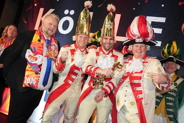 Cologne Carnival, entry of the triumvirate into the Hofburg The Cologne triumvirate around Prince Niklas I Niklas Juengling together with Maid Aenne Stefan Blatt and Farmer Clemens Clemens von Blanckart receive official Eden keys from hotel director Holger Hess at the entry into the Hofburg at the Dorint Hotel Koeln, Koeln, 06 01 2026 Koeln NRW Germany