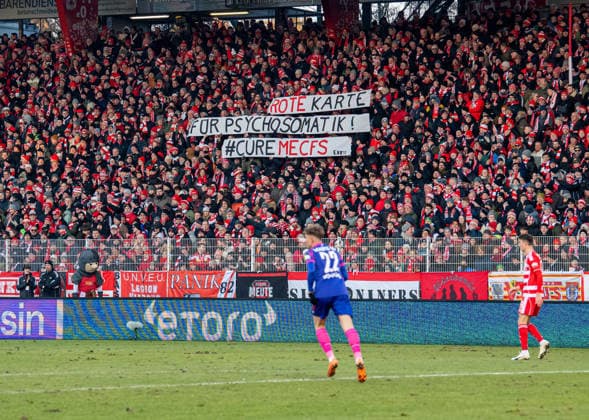 Soccer, Men, Season 2025 2026, 1 Bundesliga 16 Matchday , 1 FC Union Berlin 1 FSV Mainz 05, Fans of Union with banners Red Card for Psychosomatics CureMECFS, 10 01 2026, Copyright: xSebastianxRäppold MatthiasxKochx