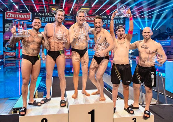 10 01 2026, xlakx, Entertainment, TV Total Turmspringen f l Nico Legat and Kim Tränka 2nd place, Steffen Groth actor, Peter Imhof presenter 1st place,Let™s Hugo Streamer and Flying Uwe Streamer 3rd place in synchronized diving with the trophy in hand at the 15th edition of TV Total Turmsprin Daniel Lakomski