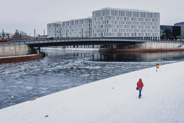 A person walks on the banks of the frozen Spree in the government district in Berlin, 12 01 2026 Berlin Germany Copyright: xFlorianxGaertnerx