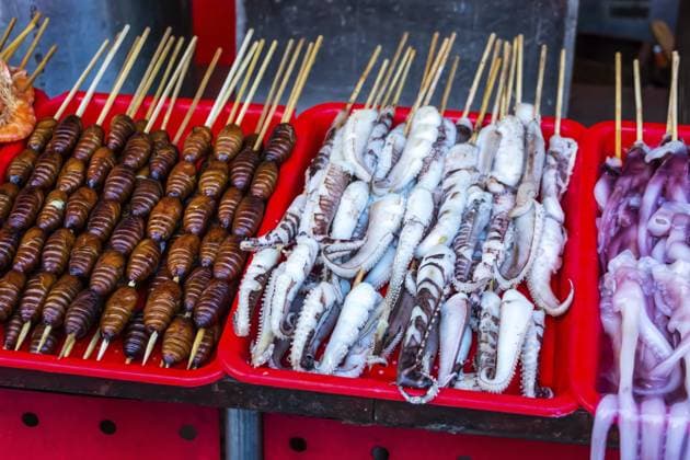 Gebratene, gebratene und rohe Insekten, Seidenraupen, Tintenfisch am Stiel als Snack Streetfood in China Roasted, fried and raw insects, silkworms, octopus on stick as snack street food in China Copyright: imageBROKER DawidxKalisinski ibxiqx16132632.jpg