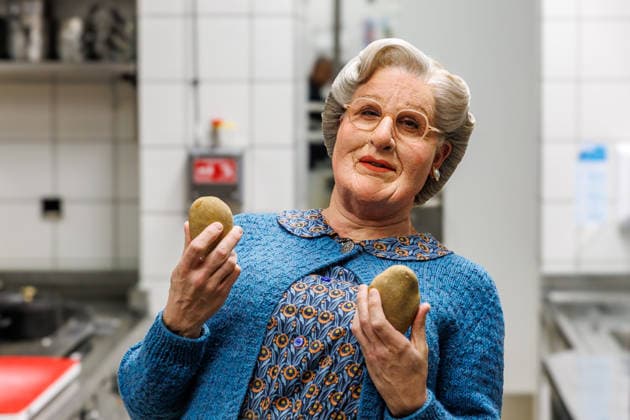 15 01 2026 Düsseldorf To the pans Cooking tuition for Mrs Doubtfire from TV chef Sebastian Lege TV chef Sebastian Lege has already experienced at the musical premiere how difficult Mrs Doubtfire actor Dustin Smailes fin