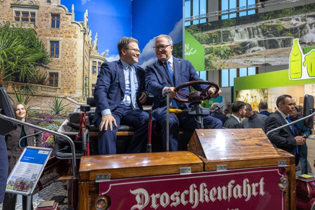 Thuringian Minister President with the Federal Minister for the Environment visit Thuringias stand at the International Green Week Germany, Berlin on 16 01 2026 Environment Minister Carsten Schneider SPD and Thuringian Minister President Prof Dr Mario Voigt CDU sit on the coach seat of a historic hackney carriage at the Thuringia stand in Hall 20