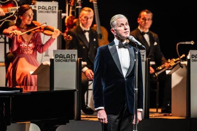 Max Raabe and the Palast Orchester in Duisburg FOR EDITORIAL PURPOSES ONLY EDITORIAL USE ONLY p The singer Max Raabe performs on Saturday evening, 17 01 2026, with his Palast Orchester at the Theater am Marientor in Duisburg Germany NRW Duisburg Copyright MartinxMöller Copyright: MartinxMöller doc846fg8tctpijnkf31vrc ,EDITORIAL USE ONLY Copyright: MartinxMöller