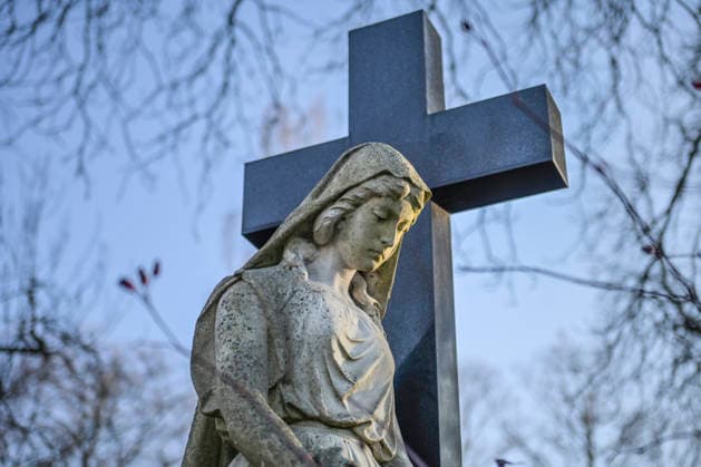 Mourning figure, angel, grave, Alter St Matthäus Kirchhof, Schöneberg, Berlin, Germany