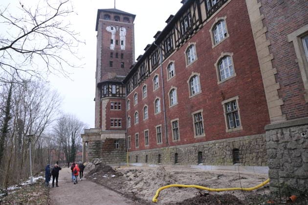 People during a public tour of the otherwise inaccessible outdoor areas at the old state parliament building on the Brauhausberg in Potsdam, January 24, 2026 A campus of the University of Potsdam is to be built on the site Campus Brauhausberg Potsdam