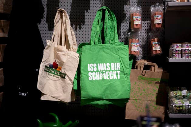 Gruene Woche Berlin DEU, Deutschland, Germany, Berlin, 23.01.2026 Tasche Iss was dir Schmeckt auf der Messe der Internationalen Gruenen Woche unter dem Motto Tradition trifft Zukunftsvisionen Gutes Essen Starkes Land Zukunftsfeste Landwirtschaft 100 Jahre 1926 - 2026 in Berlin Deutschland . Die Internationale Gruene Woche Berlin ist eine internationale Verbrauchermesse und Ausstellung der Ernaehrungswirtschaft Landwirtschaft Gartenbau und fuer landwirtschaftliche Produkte aus aller Welt. Die Messe gibt aktuellen gesellschaftlichen Fragen wie Klimaschutz Kreislaufwirtschaft Ressourcenschonung und nachhaltige Landnutzung eine Buehne Grüne Woche Gruene Woche en: Bag Eat what you like Iss was dir Schmeckt at the International Green Week trade