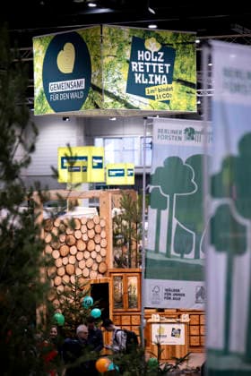Gruene Woche Berlin DEU, Deutschland, Germany, Berlin, 23.01.2026 Logo Gemeinsam fuer den Wald Holz rettet Klima vom DFWR Deutscher Forstwirtschaftsrat am Stand zum Thema Klima Holz Wald Forstwirtschaft und Klimaschutz in der Halle Garten Haus und Hof zum Thema Nachhaltigkeit oekologische Landwirtschaft vom Forum Moderne Landwirtschaft auf der Messe der Internationalen Gruenen Woche unter dem Motto Tradition trifft Zukunftsvisionen Gutes Essen Starkes Land Zukunftsfeste Landwirtschaft 100 Jahre 1926 - 2026 in Berlin Deutschland . Die Internationale Gruene Woche Berlin ist eine internationale Verbrauchermesse und Ausstellung der Ernaehrungswirtschaft Landwirtschaft Gartenbau und fuer landwirtschaftliche Produkte aus aller Welt. Die Messe gib