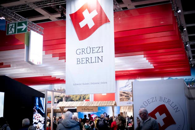 Gruene Woche Berlin DEU, Deutschland, Germany, Berlin, 23.01.2026 Werbung Grüezi Berlin am Stand der Schweiz zur Schweizer Milch und Schokolade Swissmilk green und Symbol Kuh auf der Messe der Internationalen Gruenen Woche unter dem Motto Tradition trifft Zukunftsvisionen Gutes Essen Starkes Land Zukunftsfeste Landwirtschaft 100 Jahre 1926 - 2026 in Berlin Deutschland . Die Internationale Gruene Woche Berlin ist eine internationale Verbrauchermesse und Ausstellung der Ernaehrungswirtschaft Landwirtschaft Gartenbau und fuer landwirtschaftliche Produkte aus aller Welt. Die Messe gibt aktuellen gesellschaftlichen Fragen wie Klimaschutz Kreislaufwirtschaft Ressourcenschonung und nachhaltige Landnutzung eine Buehne Grüne Woche Gruene Woche en
