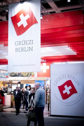 Gruene Woche Berlin DEU, Deutschland, Germany, Berlin, 23.01.2026 Werbung Grüezi Berlin am Stand der Schweiz zur Schweizer Milch und Schokolade Swissmilk green und Symbol Kuh auf der Messe der Internationalen Gruenen Woche unter dem Motto Tradition trifft Zukunftsvisionen Gutes Essen Starkes Land Zukunftsfeste Landwirtschaft 100 Jahre 1926 - 2026 in Berlin Deutschland . Die Internationale Gruene Woche Berlin ist eine internationale Verbrauchermesse und Ausstellung der Ernaehrungswirtschaft Landwirtschaft Gartenbau und fuer landwirtschaftliche Produkte aus aller Welt. Die Messe gibt aktuellen gesellschaftlichen Fragen wie Klimaschutz Kreislaufwirtschaft Ressourcenschonung und nachhaltige Landnutzung eine Buehne Grüne Woche Gruene Woche en