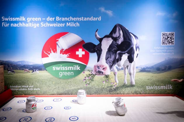 Gruene Woche Berlin DEU, Deutschland, Germany, Berlin, 23.01.2026 Stand der Schweiz zur Schweizer Milch und Schokolade Swissmilk green und Symbol Kuh auf der Messe der Internationalen Gruenen Woche unter dem Motto Tradition trifft Zukunftsvisionen Gutes Essen Starkes Land Zukunftsfeste Landwirtschaft 100 Jahre 1926 - 2026 in Berlin Deutschland . Die Internationale Gruene Woche Berlin ist eine internationale Verbrauchermesse und Ausstellung der Ernaehrungswirtschaft Landwirtschaft Gartenbau und fuer landwirtschaftliche Produkte aus aller Welt. Die Messe gibt aktuellen gesellschaftlichen Fragen wie Klimaschutz Kreislaufwirtschaft Ressourcenschonung und nachhaltige Landnutzung eine Buehne Grüne Woche Gruene Woche en: Swiss stand for Swiss mi