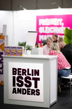 Gruene Woche Berlin DEU, Deutschland, Germany, Berlin, 23.01.2026 Logo Berlin isst ist anders auf der Messe der Internationalen Gruenen Woche unter dem Motto Tradition trifft Zukunftsvisionen Gutes Essen Starkes Land Zukunftsfeste Landwirtschaft 100 Jahre 1926 - 2026 in Berlin Deutschland . Die Internationale Gruene Woche Berlin ist eine internationale Verbrauchermesse und Ausstellung der Ernaehrungswirtschaft Landwirtschaft Gartenbau und fuer landwirtschaftliche Produkte aus aller Welt. Die Messe gibt aktuellen gesellschaftlichen Fragen wie Klimaschutz Kreislaufwirtschaft Ressourcenschonung und nachhaltige Landnutzung eine Buehne Grüne Woche Gruene Woche en: Logo Berlin is different at the International Green Week trade fair under the mo