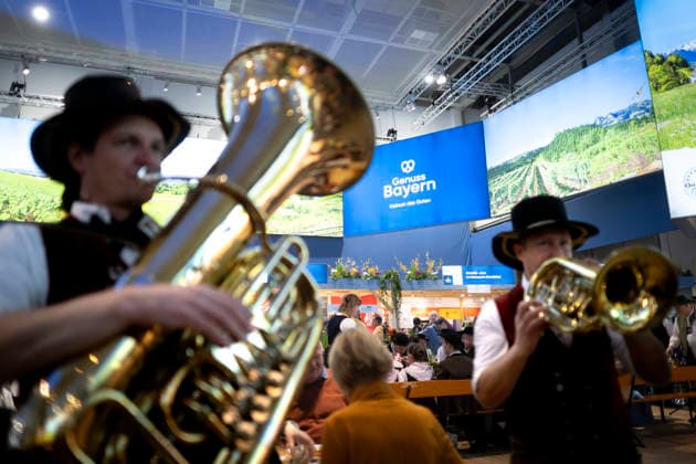Gruene Woche Berlin DEU, Deutschland, Germany, Berlin, 23.01.2026 Blasmusiker in der Halle von Bayern vom Forum Moderne Landwirtschaft auf der Messe der Internationalen Gruenen Woche unter dem Motto Tradition trifft Zukunftsvisionen Gutes Essen Starkes Land Zukunftsfeste Landwirtschaft 100 Jahre 1926 - 2026 in Berlin Deutschland . Die Internationale Gruene Woche Berlin ist eine internationale Verbrauchermesse und Ausstellung der Ernaehrungswirtschaft Landwirtschaft Gartenbau und fuer landwirtschaftliche Produkte aus aller Welt. Die Messe gibt aktuellen gesellschaftlichen Fragen wie Klimaschutz Kreislaufwirtschaft Ressourcenschonung und nachhaltige Landnutzung eine Buehne. Grüne Woche Gruene Woche en: Brass band musicians in the hall of Ba