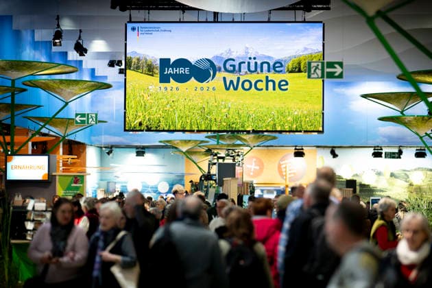 Gruene Woche Berlin DEU, Deutschland, Germany, Berlin, 23.01.2026 Besucher vor Logo 100 Jahre Grüne Woche 1926 - 2026 in der Halle vom Bundesministerium fuer Landwirtschaft Ernährung und Heimat zum Thema Ernaehrungssicherheit und oekologische Landwirtschaft vom Forum Moderne Landwirtschaft auf der Messe der Internationalen Gruenen Woche unter dem Motto Tradition trifft Zukunftsvisionen Gutes Essen Starkes Land Zukunftsfeste Landwirtschaft 100 Jahre 1926 - 2026 in Berlin Deutschland . Die Internationale Gruene Woche Berlin ist eine internationale Verbrauchermesse und Ausstellung der Ernaehrungswirtschaft Landwirtschaft Gartenbau und fuer landwirtschaftliche Produkte aus aller Welt. Die Messe gibt aktuellen gesellschaftlichen Fragen wie Kli