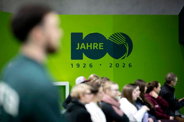 Gruene Woche Berlin DEU, Deutschland, Germany, Berlin, 23.01.2026 Besucher vor Logo 100 Jahre Grüne Woche 1926 - 2026 zum Thema Ernaehrungssicherheit und oekologische Landwirtschaft vom Forum Moderne Landwirtschaft auf der Messe der Internationalen Gruenen Woche unter dem Motto Tradition trifft Zukunftsvisionen Gutes Essen Starkes Land Zukunftsfeste Landwirtschaft 100 Jahre 1926 - 2026 in Berlin Deutschland . Die Internationale Gruene Woche Berlin ist eine internationale Verbrauchermesse und Ausstellung der Ernaehrungswirtschaft Landwirtschaft Gartenbau und fuer landwirtschaftliche Produkte aus aller Welt. Die Messe gibt aktuellen gesellschaftlichen Fragen wie Klimaschutz Kreislaufwirtschaft Ressourcenschonung und nachhaltige Landnutzung e