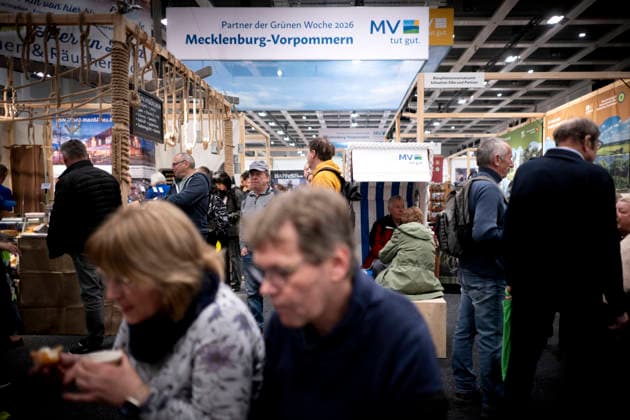 Gruene Woche Berlin DEU, Deutschland, Germany, Berlin, 23.01.2026 Besucher am Stand von Mecklenburg-Vorpommern Gastgeber und Partner der diesjaehrigen Messe auf der Messe der Internationalen Gruenen Woche unter dem Motto Tradition trifft Zukunftsvisionen Gutes Essen Starkes Land Zukunftsfeste Landwirtschaft 100 Jahre 1926 - 2026 in Berlin Deutschland . Die Internationale Gruene Woche Berlin ist eine internationale Verbrauchermesse und Ausstellung der Ernaehrungswirtschaft Landwirtschaft Gartenbau und fuer landwirtschaftliche Produkte aus aller Welt. Die Messe gibt aktuellen gesellschaftlichen Fragen wie Klimaschutz Kreislaufwirtschaft Ressourcenschonung und nachhaltige Landnutzung eine Buehne Grüne Woche Gruene Woche en: Visitors at the M