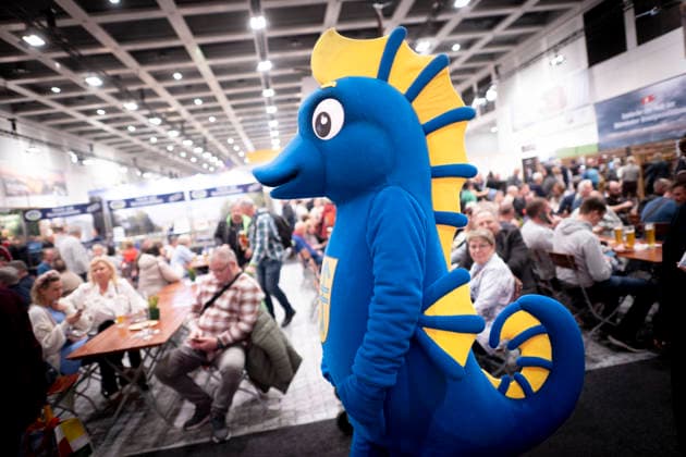 Gruene Woche Berlin DEU, Deutschland, Germany, Berlin, 23.01.2026 Teilnehmer mit Kostuem Seepferd macht Werbung fuer die Insel Hiddensee am Stand von Mecklenburg-Vorpommern Gastgeber und Partner der diesjaehrigen Messe auf der Messe der Internationalen Gruenen Woche unter dem Motto Tradition trifft Zukunftsvisionen Gutes Essen Starkes Land Zukunftsfeste Landwirtschaft 100 Jahre 1926 - 2026 in Berlin Deutschland . Die Internationale Gruene Woche Berlin ist eine internationale Verbrauchermesse und Ausstellung der Ernaehrungswirtschaft Landwirtschaft Gartenbau und fuer landwirtschaftliche Produkte aus aller Welt. Die Messe gibt aktuellen gesellschaftlichen Fragen wie Klimaschutz Kreislaufwirtschaft Ressourcenschonung und nachhaltige Landnutzun