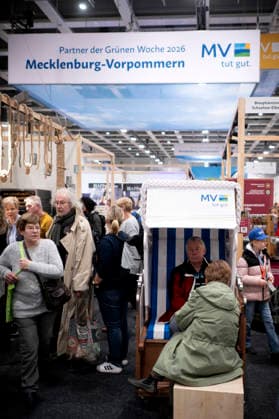 Gruene Woche Berlin DEU, Deutschland, Germany, Berlin, 23.01.2026 Besucher am Stand von Mecklenburg-Vorpommern Gastgeber und Partner der diesjaehrigen Messe auf der Messe der Internationalen Gruenen Woche unter dem Motto Tradition trifft Zukunftsvisionen Gutes Essen Starkes Land Zukunftsfeste Landwirtschaft 100 Jahre 1926 - 2026 in Berlin Deutschland . Die Internationale Gruene Woche Berlin ist eine internationale Verbrauchermesse und Ausstellung der Ernaehrungswirtschaft Landwirtschaft Gartenbau und fuer landwirtschaftliche Produkte aus aller Welt. Die Messe gibt aktuellen gesellschaftlichen Fragen wie Klimaschutz Kreislaufwirtschaft Ressourcenschonung und nachhaltige Landnutzung eine Buehne Grüne Woche Gruene Woche en: Visitors at the M