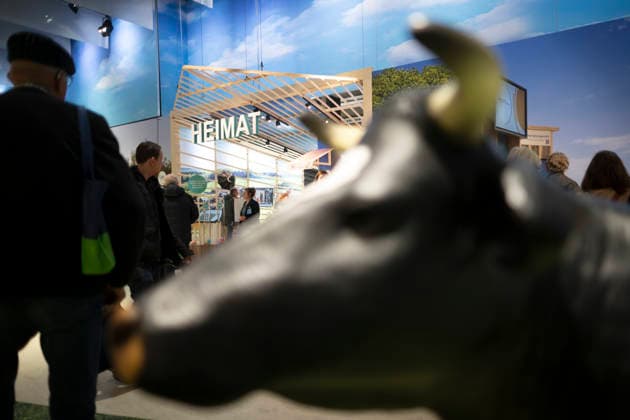 Gruene Woche Berlin DEU, Deutschland, Germany, Berlin, 23.01.2026 Logo Heimat in der Halle vom Bundesministerium fuer Landwirtschaft Ernährung und Heimat zum Thema Ernaehrungssicherheit und oekologische Landwirtschaft vom Forum Moderne Landwirtschaft auf der Messe der Internationalen Gruenen Woche unter dem Motto Tradition trifft Zukunftsvisionen Gutes Essen Starkes Land Zukunftsfeste Landwirtschaft 100 Jahre 1926 - 2026 in Berlin Deutschland . Die Internationale Gruene Woche Berlin ist eine internationale Verbrauchermesse und Ausstellung der Ernaehrungswirtschaft Landwirtschaft Gartenbau und fuer landwirtschaftliche Produkte aus aller Welt. Die Messe gibt aktuellen gesellschaftlichen Fragen wie Klimaschutz Kreislaufwirtschaft Ressourcensc