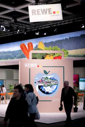 Gruene Woche Berlin DEU, Deutschland, Germany, Berlin, 23.01.2026 Besucher am Stand von Rewe Group zum Thema Ernaehrungssicherheit und oekologische Landwirtschaft in der Biohalle vom Forum Moderne Landwirtschaft auf der Messe der Internationalen Gruenen Woche unter dem Motto Tradition trifft Zukunftsvisionen Gutes Essen Starkes Land Zukunftsfeste Landwirtschaft 100 Jahre 1926 - 2026 in Berlin Deutschland . Die Internationale Gruene Woche Berlin ist eine internationale Verbrauchermesse und Ausstellung der Ernaehrungswirtschaft Landwirtschaft Gartenbau und fuer landwirtschaftliche Produkte aus aller Welt. Die Messe gibt aktuellen gesellschaftlichen Fragen wie Klimaschutz Kreislaufwirtschaft Ressourcenschonung und nachhaltige Landnutzung eine