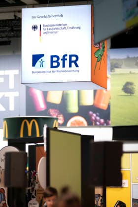 Gruene Woche Berlin DEU, Deutschland, Germany, Berlin, 23.01.2026 Besucher vor Logo BfR Bundesinstitut fuer Risikobewertung und Zukunft Schmeckt zum Thema Ernaehrungssicherheit und oekologische Landwirtschaft in der Biohalle vom Forum Moderne Landwirtschaft auf der Messe der Internationalen Gruenen Woche unter dem Motto Tradition trifft Zukunftsvisionen Gutes Essen Starkes Land Zukunftsfeste Landwirtschaft 100 Jahre 1926 - 2026 in Berlin Deutschland . Die Internationale Gruene Woche Berlin ist eine internationale Verbrauchermesse und Ausstellung der Ernaehrungswirtschaft Landwirtschaft Gartenbau und fuer landwirtschaftliche Produkte aus aller Welt. Die Messe gibt aktuellen gesellschaftlichen Fragen wie Klimaschutz Kreislaufwirtschaft Ressou