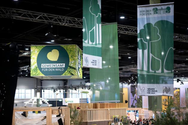 Gruene Woche Berlin DEU, Deutschland, Germany, Berlin, 23.01.2026 Logo Gemeinsam fuer den Wald Holz rettet Klima vom DFWR Deutscher Forstwirtschaftsrat am Stand zum Thema Klima Holz Wald Forstwirtschaft und Klimaschutz in der Halle Garten Haus und Hof zum Thema Nachhaltigkeit oekologische Landwirtschaft vom Forum Moderne Landwirtschaft auf der Messe der Internationalen Gruenen Woche unter dem Motto Tradition trifft Zukunftsvisionen Gutes Essen Starkes Land Zukunftsfeste Landwirtschaft 100 Jahre 1926 - 2026 in Berlin Deutschland . Die Internationale Gruene Woche Berlin ist eine internationale Verbrauchermesse und Ausstellung der Ernaehrungswirtschaft Landwirtschaft Gartenbau und fuer landwirtschaftliche Produkte aus aller Welt. Die Messe gib