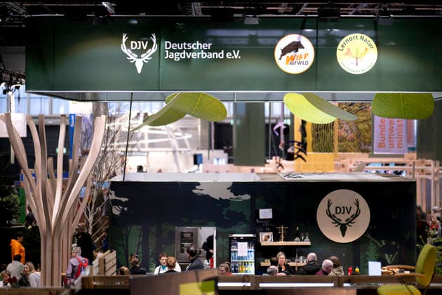 Gruene Woche Berlin DEU, Deutschland, Germany, Berlin, 23.01.2026 Besucher am Stand Deutscher Jagdverband DJV in der Halle Garten Haus und Hof zum Thema Nachhaltigkeit oekologische Landwirtschaft vom Forum Moderne Landwirtschaft auf der Messe der Internationalen Gruenen Woche unter dem Motto Tradition trifft Zukunftsvisionen Gutes Essen Starkes Land Zukunftsfeste Landwirtschaft 100 Jahre 1926 - 2026 in Berlin Deutschland . Die Internationale Gruene Woche Berlin ist eine internationale Verbrauchermesse und Ausstellung der Ernaehrungswirtschaft Landwirtschaft Gartenbau und fuer landwirtschaftliche Produkte aus aller Welt. Die Messe gibt aktuellen gesellschaftlichen Fragen wie Klimaschutz Kreislaufwirtschaft Ressourcenschonung und nachhaltige