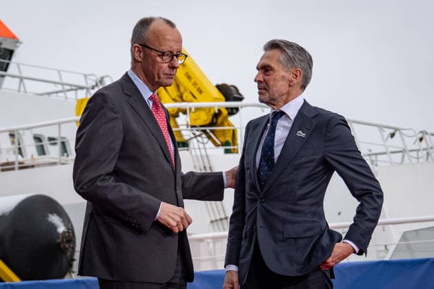 Friedrich Merz, Federal Chancellor of Germany, with Dick Schoof, Prime Minister of the Netherlands, from left, on his arrival at the Cruise Center Baakenhöft 3rd North Sea Summit 2026 in Hamburg, Germany 3 North Sea Summit 2026 in Hamburg, Germany, Hamburg Hamburg Germany Cruise Center Baakenhöft