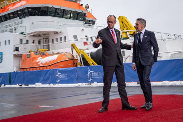 Friedrich Merz, Federal Chancellor of Germany, with Dick Schoof, Prime Minister of the Netherlands, from left, on his arrival at the Cruise Center Baakenhöft 3rd North Sea Summit 2026 in Hamburg, Germany 3 North Sea Summit 2026 in Hamburg, Germany, Hamburg Hamburg Germany Cruise Center Baakenhöft
