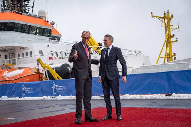 Friedrich Merz, Federal Chancellor of Germany, with Dick Schoof, Prime Minister of the Netherlands, from left, on his arrival at the Cruise Center Baakenhöft 3rd North Sea Summit 2026 in Hamburg, Germany 3 North Sea Summit 2026 in Hamburg, Germany, Hamburg Hamburg Germany Cruise Center Baakenhöft