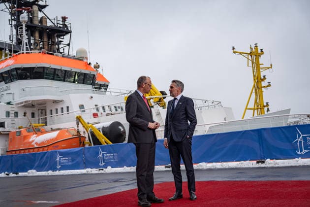Friedrich Merz, Federal Chancellor of Germany, with Dick Schoof, Prime Minister of the Netherlands, from left, on his arrival at the Cruise Center Baakenhöft 3rd North Sea Summit 2026 in Hamburg, Germany 3 North Sea Summit 2026 in Hamburg, Germany, Hamburg Hamburg Germany Cruise Center Baakenhöft