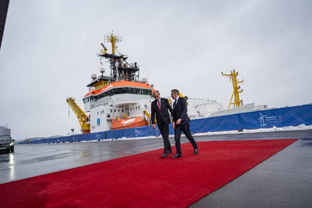 Friedrich Merz, Federal Chancellor of Germany, with Dick Schoof, Prime Minister of the Netherlands, from left, on his arrival at the Cruise Center Baakenhöft 3rd North Sea Summit 2026 in Hamburg, Germany 3 North Sea Summit 2026 in Hamburg, Germany, Hamburg Hamburg Germany Cruise Center Baakenhöft