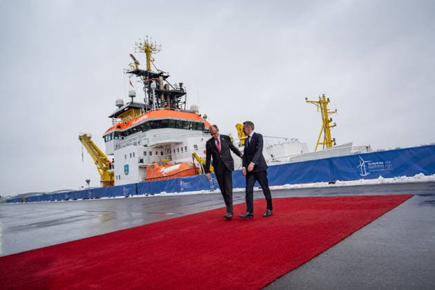 Friedrich Merz, Federal Chancellor of Germany, with Dick Schoof, Prime Minister of the Netherlands, from left, on his arrival at the Cruise Center Baakenhöft 3rd North Sea Summit 2026 in Hamburg, Germany 3 North Sea Summit 2026 in Hamburg, Germany, Hamburg Hamburg Germany Cruise Center Baakenhöft