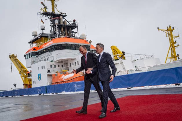 Friedrich Merz, Federal Chancellor of Germany, with Dick Schoof, Prime Minister of the Netherlands, from left, on his arrival at the Cruise Center Baakenhöft 3rd North Sea Summit 2026 in Hamburg, Germany 3 North Sea Summit 2026 in Hamburg, Germany, Hamburg Hamburg Germany Cruise Center Baakenhöft