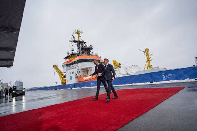 Friedrich Merz, Federal Chancellor of Germany, with Dick Schoof, Prime Minister of the Netherlands, from left, on his arrival at the Cruise Center Baakenhöft 3rd North Sea Summit 2026 in Hamburg, Germany 3 North Sea Summit 2026 in Hamburg, Germany, Hamburg Hamburg Germany Cruise Center Baakenhöft