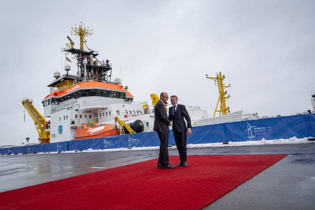 Friedrich Merz, Federal Chancellor of Germany, with Dick Schoof, Prime Minister of the Netherlands, from left, on his arrival at the Cruise Center Baakenhöft 3rd North Sea Summit 2026 in Hamburg, Germany 3 North Sea Summit 2026 in Hamburg, Germany, Hamburg Hamburg Germany Cruise Center Baakenhöft