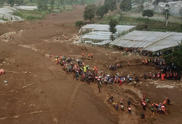Indonesia landslide death toll climbs to 25 as dozens still missing WEST JAVA, INDONESIA - JANUARY 26 : An aerial view of a landslide that buried dozens of houses and plantations, leaving dozens of victims, that occurred at around 2 a.m. on Saturday (January 24) in Bandung Regency, West Java, Indonesia, photographed on January 26, 2026. The landslide was caused by heavy rain, and landslide activity upstream along the slope formed a natural dam, blocking the flow of water and sediment until it eventually broke, triggering a flow of mud mixed with sand, rocks and wood downstream. As a result, the affected homes were not damaged at the landslide site itself, but by the debris carried downstream through the river channel. Dasril Roszandi Anad Copyright: x2026xAnadoluxDasrilxRoszandix