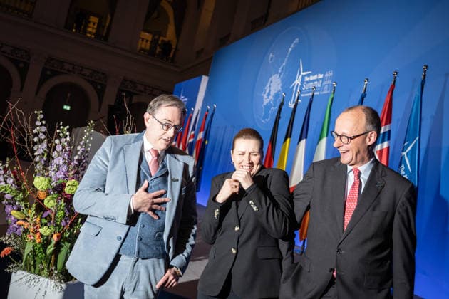 Friedrich Merz, Federal Chancellor of Germany, right, with Mette Frederiksen, Prime Minister of Denmark, center, and Bart De Wever, Prime Minister of Belgium, after the joint closing press conference 3rd North Sea Summit 2026 in Hamburg, Germany 3 North Sea Summit 2026 in Hamburg, Germany, Hamburg Hamburg Germany Town Hall, Townhall