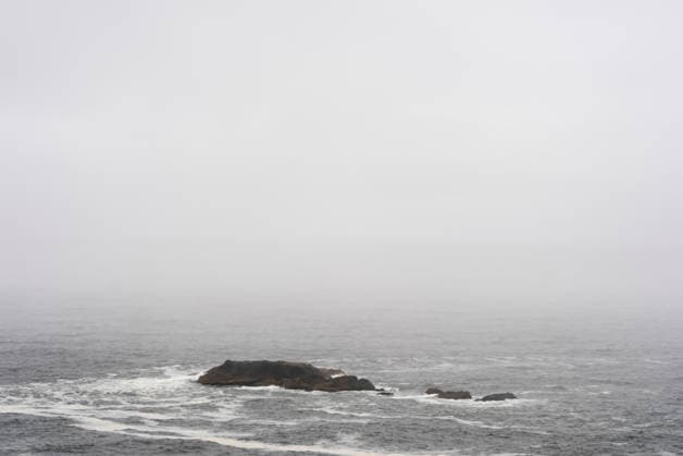 Coastal landscape with small rock in the fog on Chiloe Chile, Patagonia gray sea with low waves dark rocks small island in the haze Chiloe, 15 12 2025 Chiloe Chile Copyright: xHaukexPfluegerx