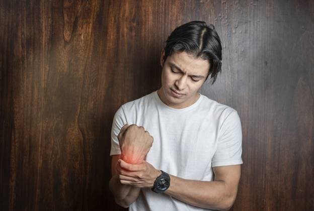 Junger Mann mit Handgelenksproblemen aufgrund von Arthritis. Mann mit Handgelenkschmerzen aufgrund von Arthritis Young man with wrist problems due to arthritis. Man with wrist pain due to arthritis Copyright: imageBROKER YanlethxRivera ibxyri16259275.jpg ,model released, Symbolfoto ,property released