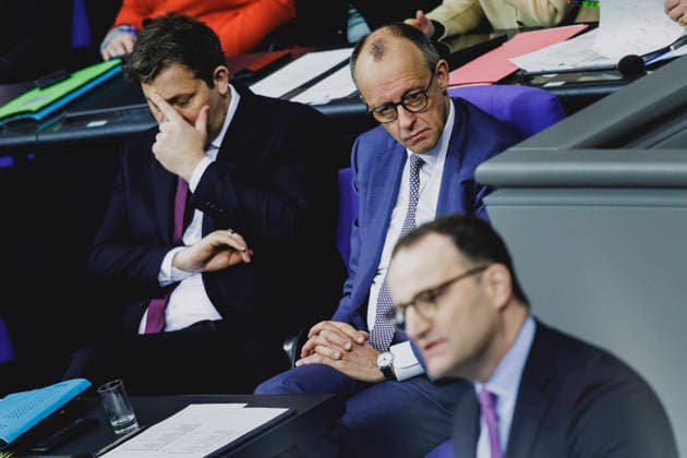 R L Jens Spahn, Chairman of the CDU CSU parliamentary group in the German Bundestag, Friedrich Merz CDU , Federal Chancellor, and Lars Klingbeil, Federal Minister of Finance, recorded during the debate on the government declaration in the German Bundestag in Berlin, 29 01 2026 Berlin Germany Copyright: xFlorianxGaertnerx