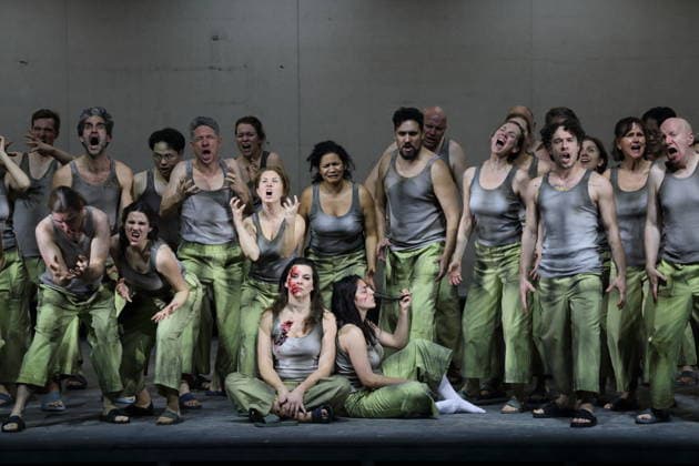 Ambur Braid as Katerina Lvovna Ismailova and Susan Zarrabi as Sonjetka , f l , and ensemble during the photo rehearsal for Lady Macbeth of Mtsensk at the Komische Oper im Schillertheater in Berlin, January 28, 2026 Opera in four acts by Dmitri Shostakovich Musical direction James Gaf