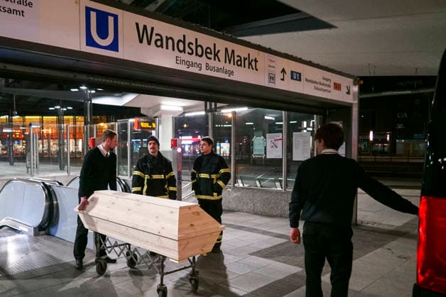 Police and fire department on duty Two people rolled over and killed by the Hamburg subway during the night, on Friday morning the two people who died in the train accident were picked up by a mortician at Wandsbek Markt station and taken to forensic medicine,Hamburg 30 01 2026 Hamburg Germany
