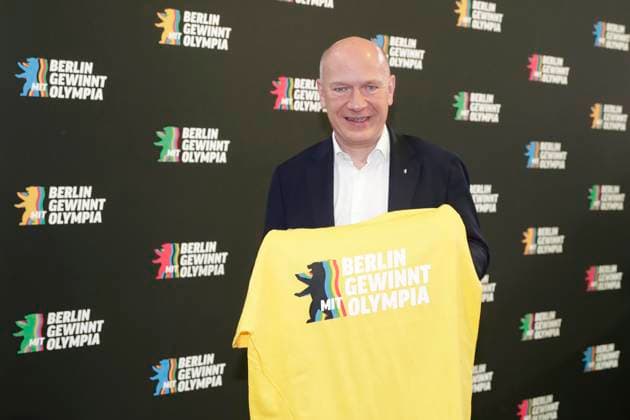 30 01 2026, City of Berlin launches bid for the 2026 2040 Olympic Games with the DOSB, press conference at the Velodrom in Berlin with Kai Wegner, Governing Mayor, with T-shirt, slogan Berlin wins with Olympia, Berlin Germany, Germany