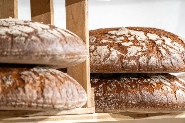 Augsburg, Bavaria, Germany - January 30, 2026: The AFAIR (formerly AFA) trade fair in Augsburg. Several rustic loaves of bread are displayed on wooden shelves, showcasing traditionally made artisan bread with a thick crust. The motif stands for the art of baking, regionality, and high-quality food.
