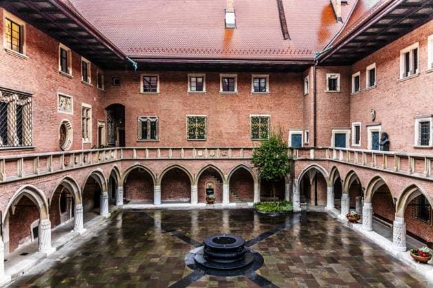 Arkadenhof mit Brunnen, Collegium Maius älteste Gebäude der Jagellonischen Universität, 1364, Krakau, Polen Arcade courtyard with fountain, Collegium Maius oldest building of the Jagellonian University, 1364, Krakow, Poland Copyright: imageBROKER RaimundxFranken iblrfn16446950.jpg